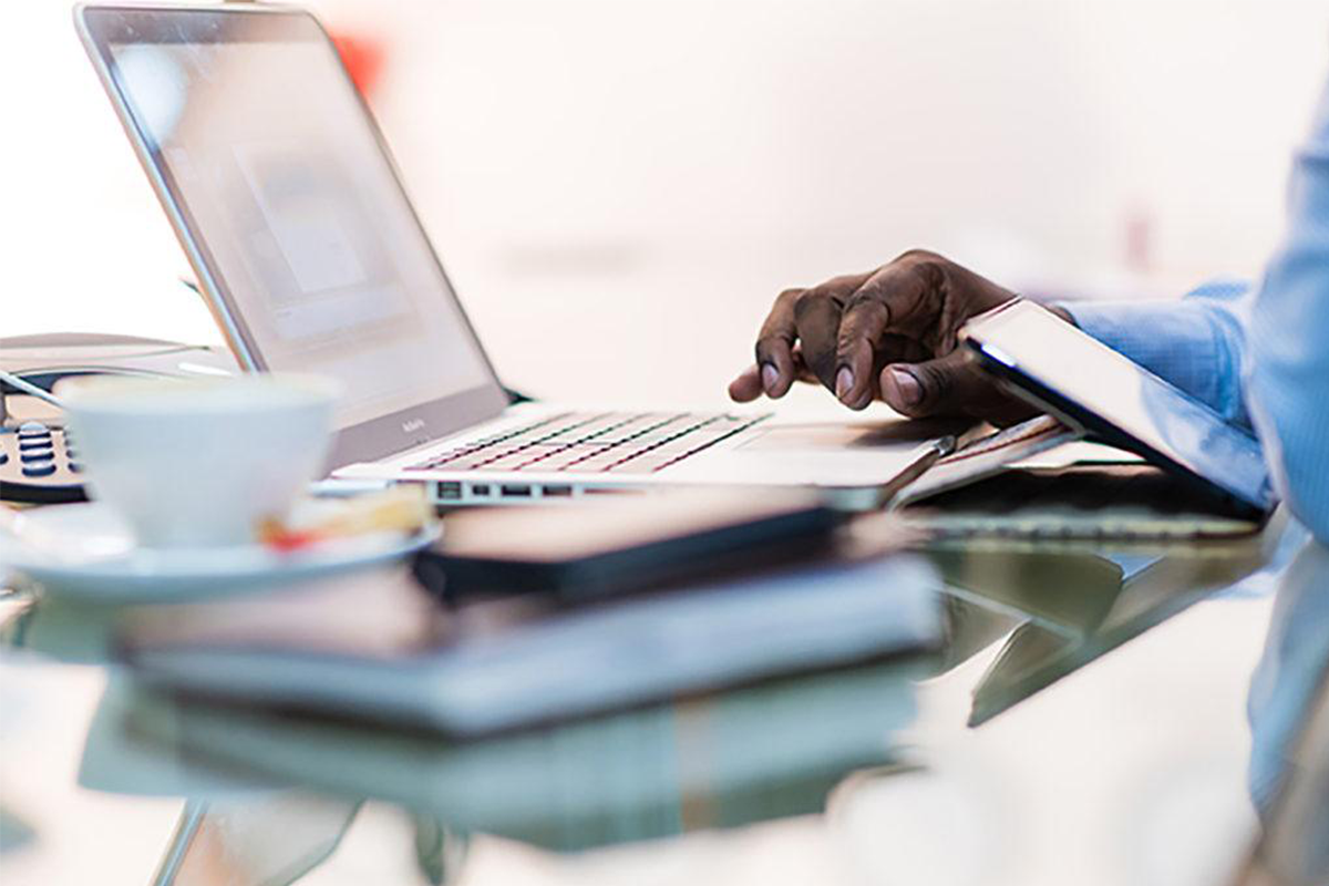 <p><strong>Maîtrisez la gestion commerciale avec Odoo</strong>, l’un des ERP les plus performants pour automatiser les processus de vente, d’achat, de stock et de facturation. Cette <em>formation professionnelle en Odoo Gestion Commerciale</em> vous permet d’apprendre à gérer efficacement les <strong>devis</strong>, <strong>commandes clients</strong>, commandes fournisseurs, livraisons, inventaires, réapprovisionnements et factures. Adaptée aux besoins des entreprises basées à <strong>Douala</strong>, <strong>Yaoundé</strong> et dans tout le <strong>Cameroun</strong>, cette formation aide les PME, commerçants, distributeurs et responsables commerciaux à digitaliser leurs opérations et améliorer leur performance.</p>

<p>Grâce à une approche pratique basée sur des cas réels, vous apprendrez à optimiser votre chaîne commerciale, réduire les ruptures de stock, automatiser les ventes et achats, suivre vos marges et améliorer votre service client. Cette formation est idéale pour renforcer vos compétences en <strong>gestion commerciale numérique</strong> et accroître votre employabilité dans les métiers du commerce et de la logistique en Afrique.</p>